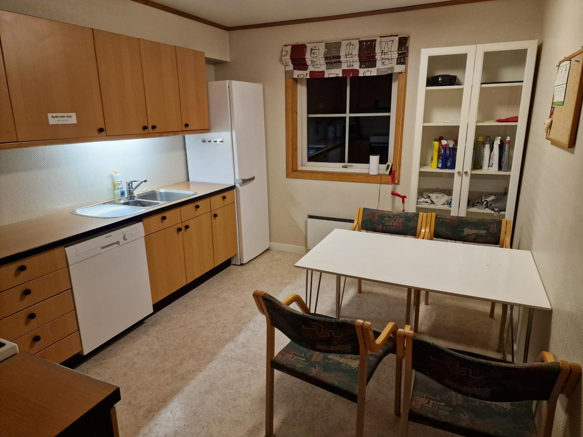Rom Sentralt I Sogndal Hostel Bagian luar foto