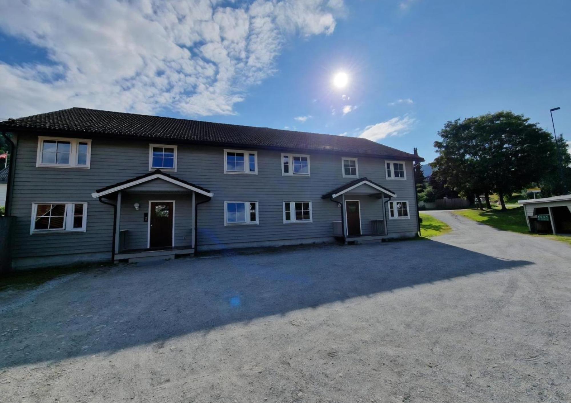 Rom Sentralt I Sogndal Hostel Bagian luar foto