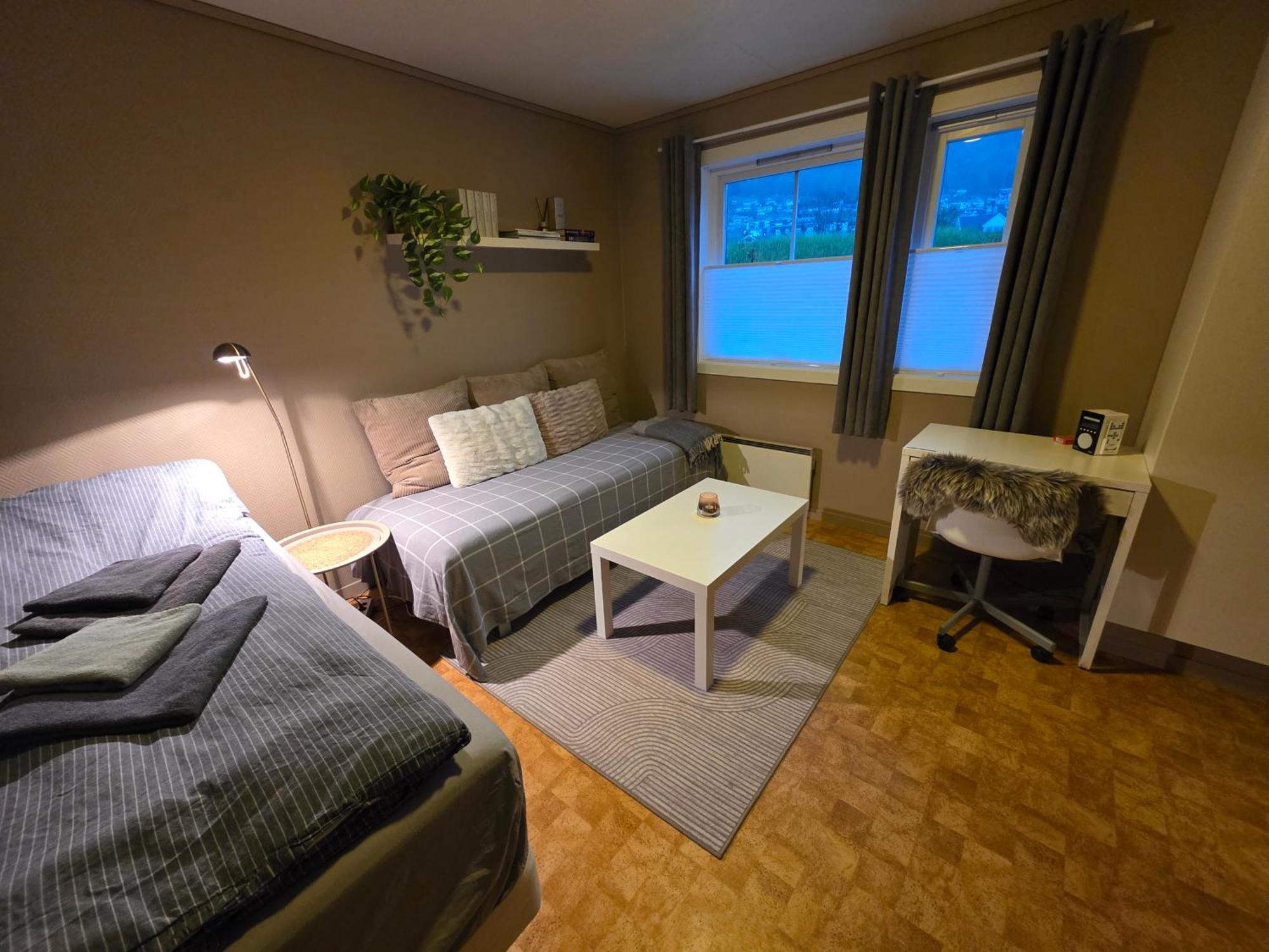Rom Sentralt I Sogndal Hostel Bagian luar foto