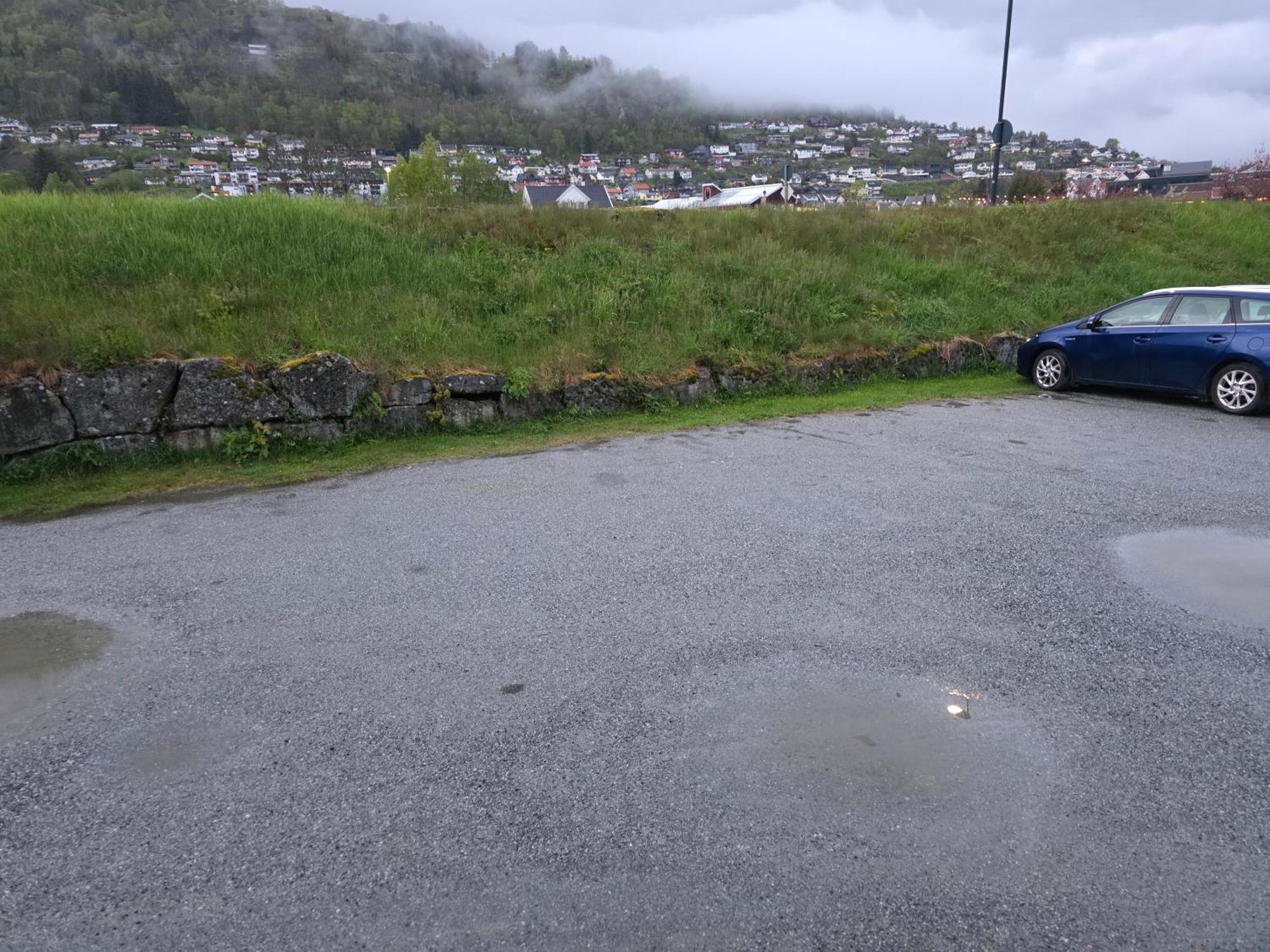 Rom Sentralt I Sogndal Hostel Bagian luar foto