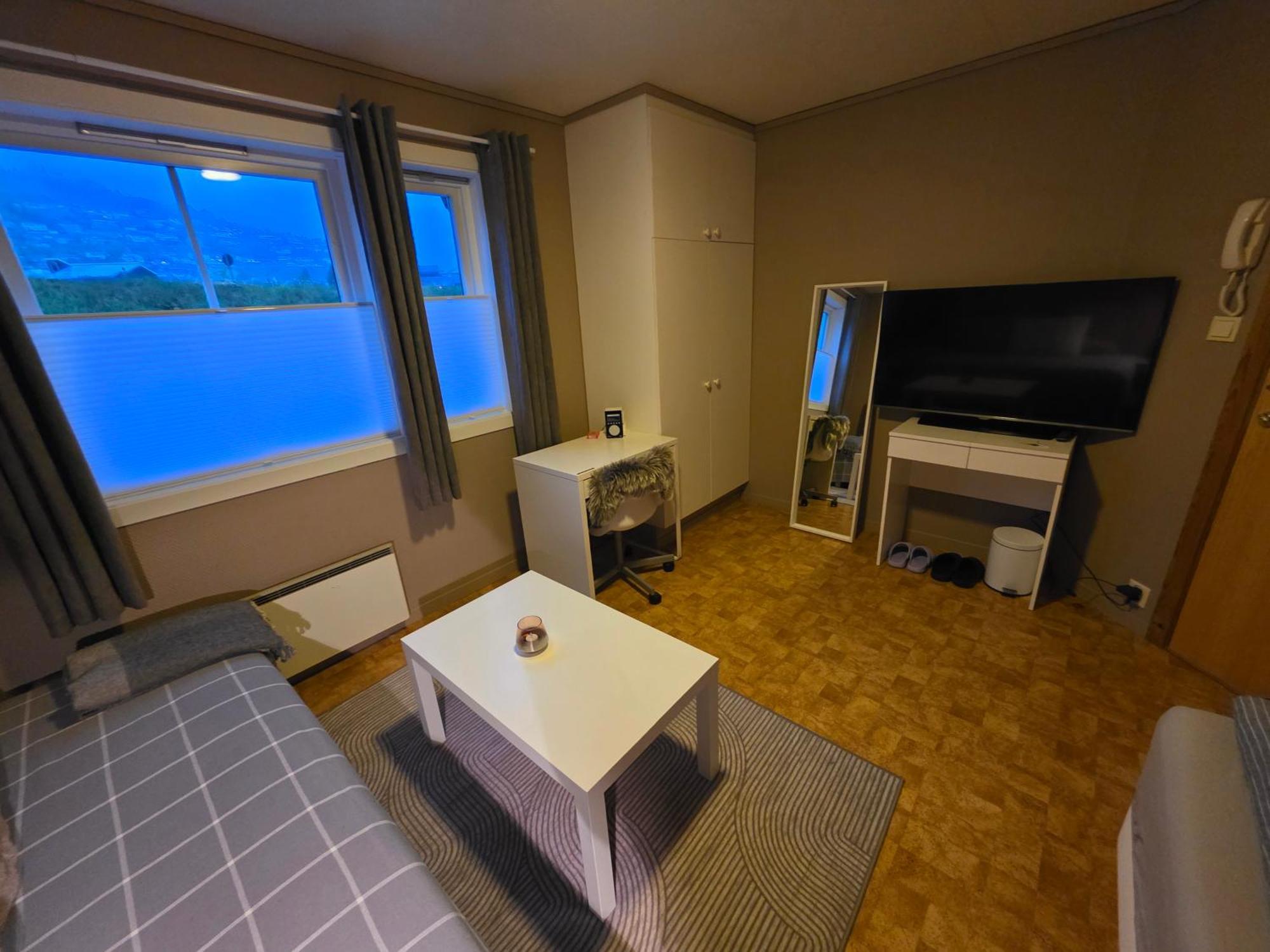 Rom Sentralt I Sogndal Hostel Bagian luar foto